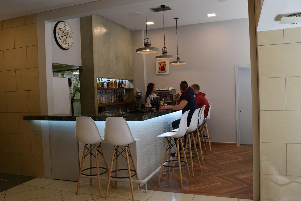 Hotel Atlanta Патра Экстерьер фото