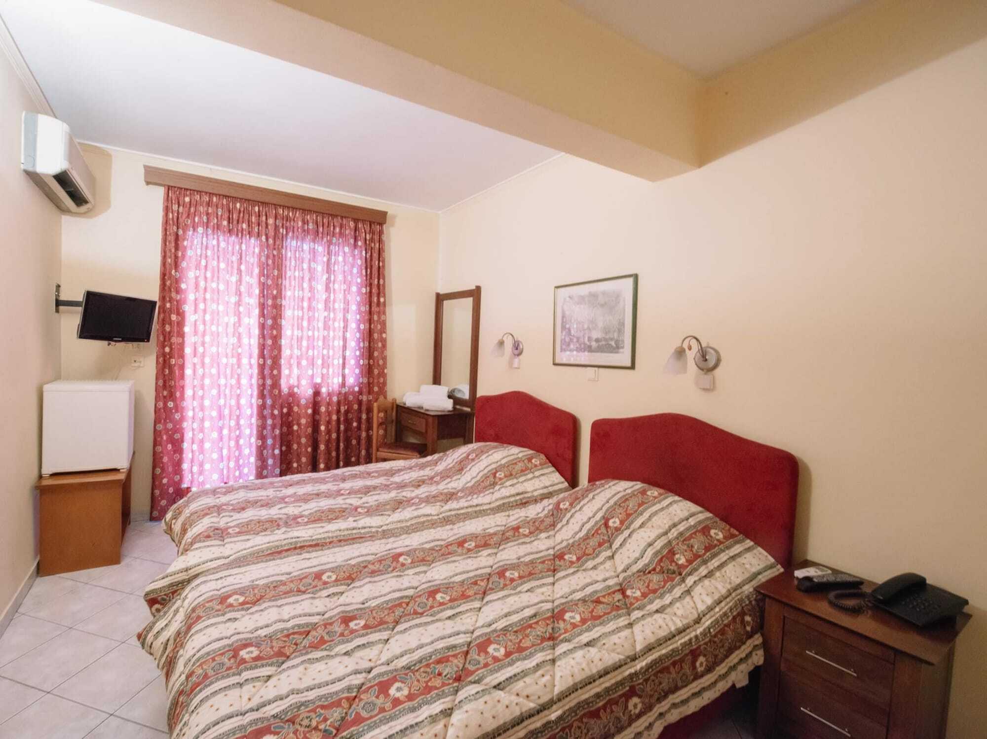 Hotel Atlanta Патра Экстерьер фото